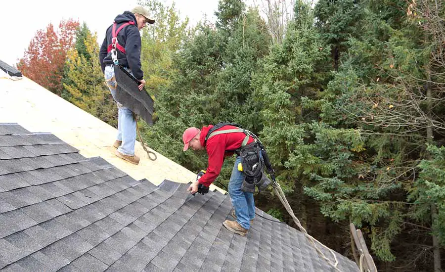 roofers laying shingles lg